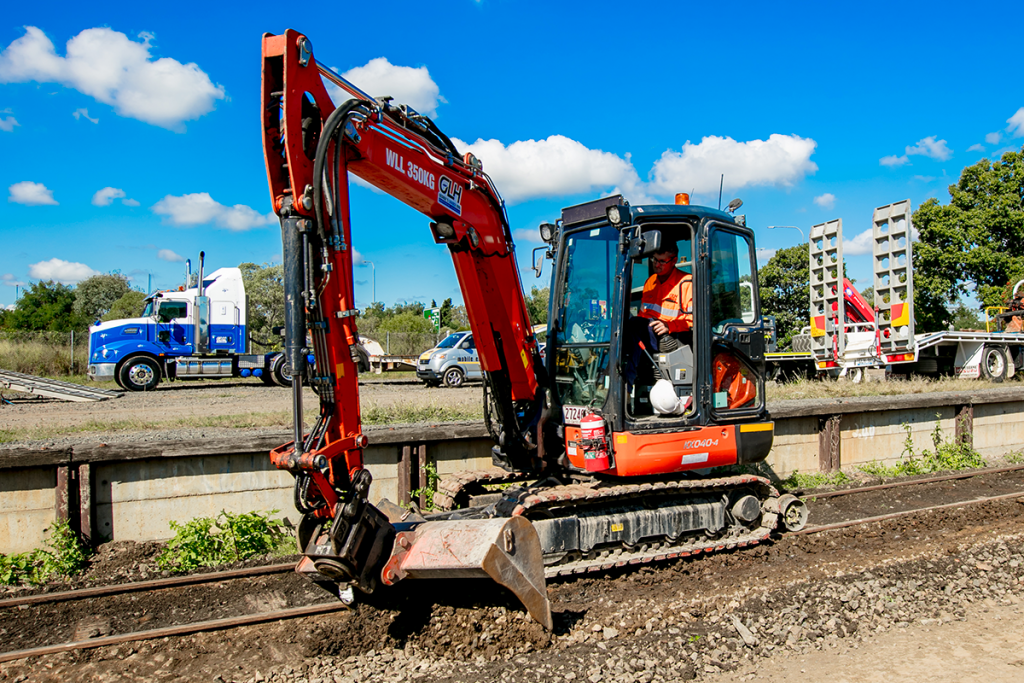 5TKubotaHiRailExcavator Loaderhire GLH